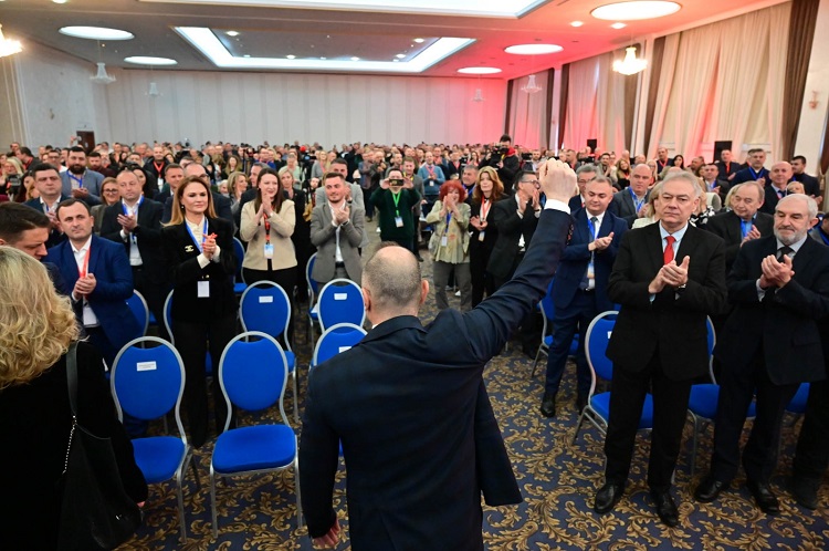 ФИЛИПЧЕ НЕ СЕ ОГРАДИ ОД КРИМИНАЛОТ НА КЛАНОТ ДУБАИ Од ВМРО-ДПМНЕ оценија дека говорот му бил празен и неотчетен