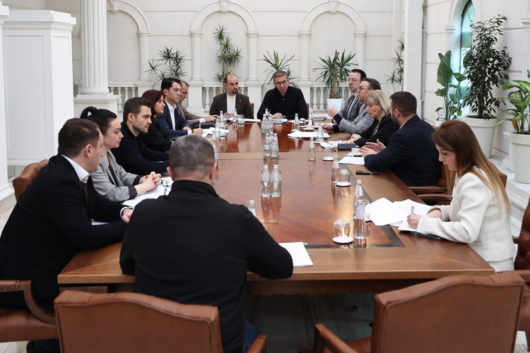 РЕФОРМСКА АГЕНДА И ПОКРАЈ ПОЛИТИЧКИТЕ ПРИТИСОЦИ Премиерот Мицкоски уверува дека Владата не отстапува