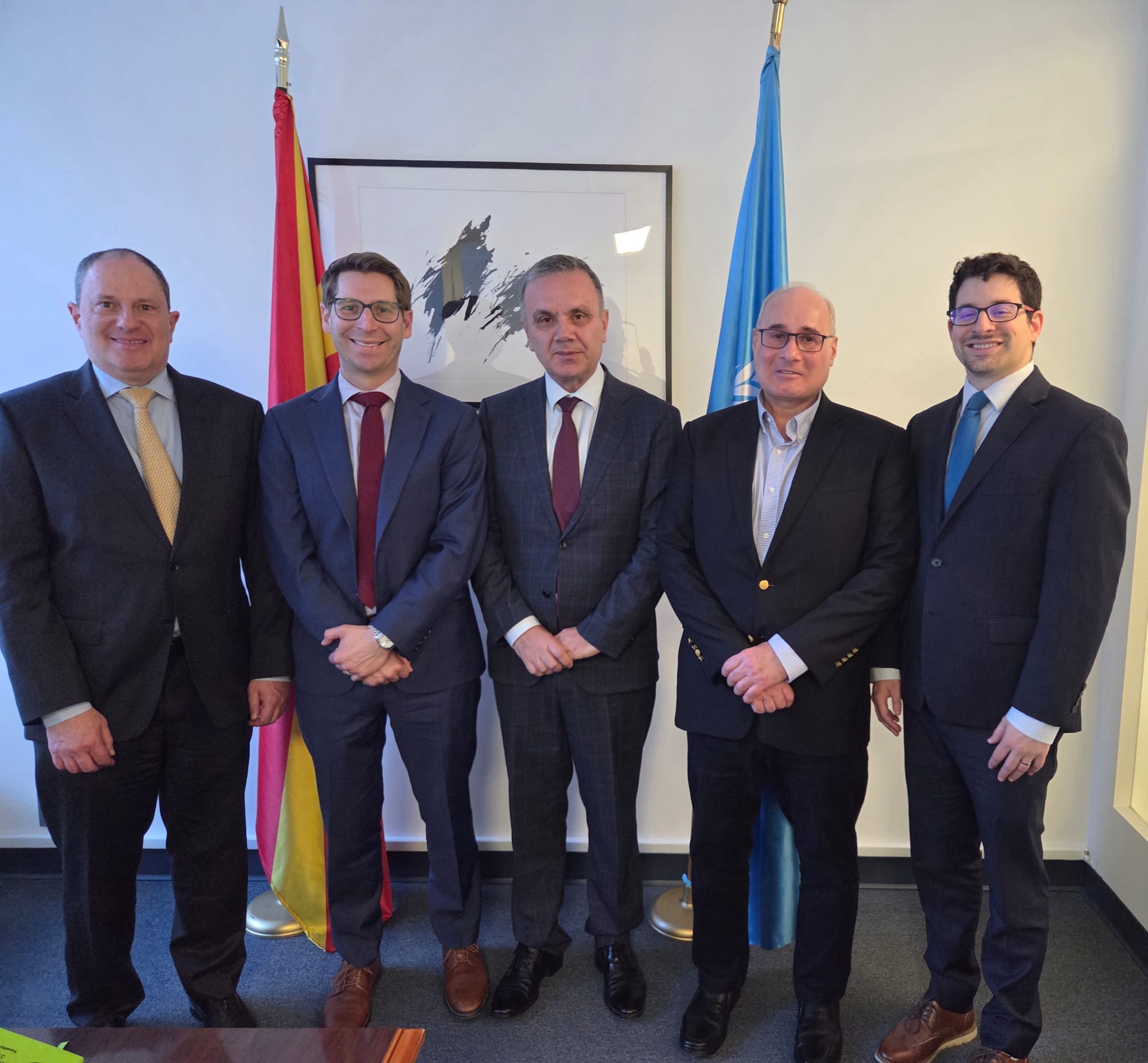 САД ЈА ГЛЕДААТ МАКЕДОНИЈА КАКО СТАБИЛЕН ПАРТНЕР Заменик-министерот Димитровски во Њујорк на средба со Американскиот еврејски комитет