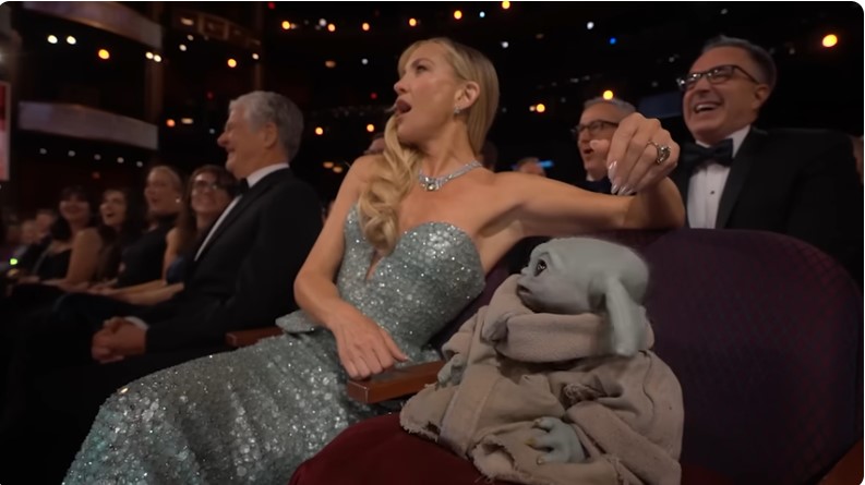 🎥 ТРГНИ СЕ ОД НЕГО, КУЧКО! Непријатен момент помеѓу две актерки што ја насмеа целата сала на Оскарите!