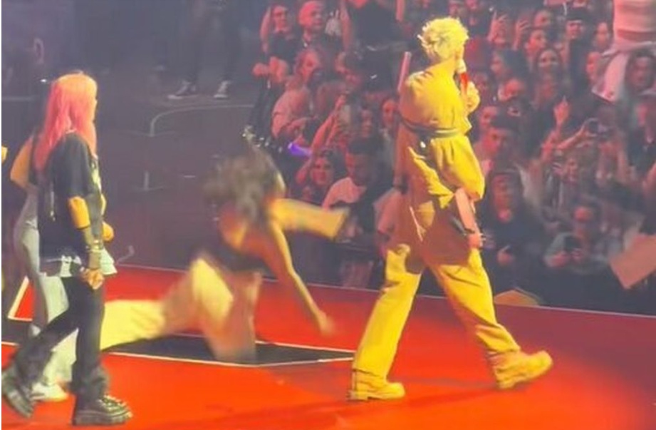 🎥 ДРАМА НА КОНЦЕРТОТ НА ПОРАНЕШНИОТ ВЕРЕНИК НА МЕГАН ФОКС Девојка пропадна низ дупка на сцената