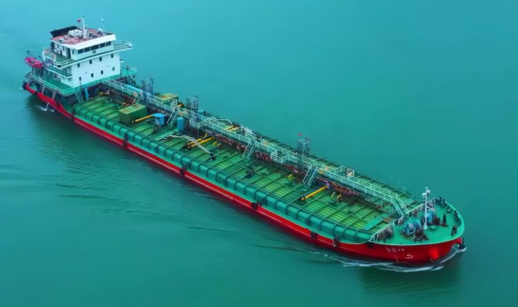 СЀ ПОВЕЌЕ БРОДОВИ МИНУВААТ НИЗ ОРМУСКИОТ ТЕСНЕЦ Иран воведува посебен режим