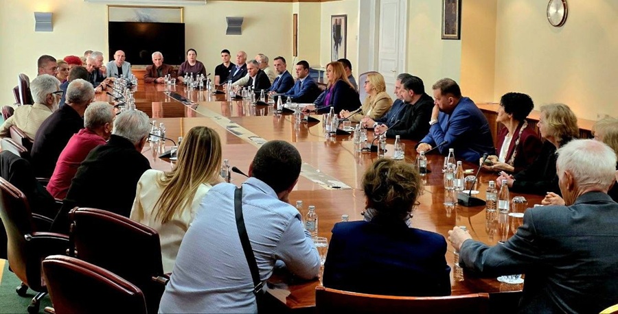 МИЦКОСКИ СЕ СРЕТНА СО МАКЕДОНЦИ ШТО ЖИВЕАТ ВО СРБИЈА Испратена е порака за обединување и сплотеност на Македонците во Србија