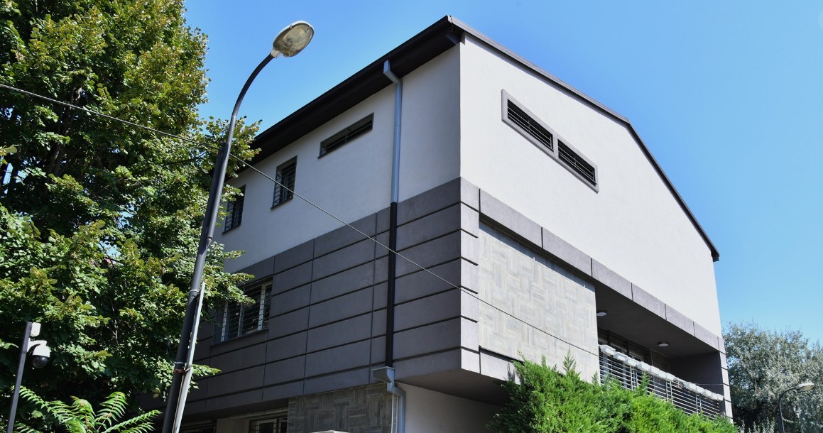 ВО ДВОРОТ НА СИНАГОГАТА БИЛЕ ПРОНАЈДЕНИ КАНИСТАР И ТРАГИ ОД ГОРЕЊЕ Се работи на расчистување на случајот, вели МВР