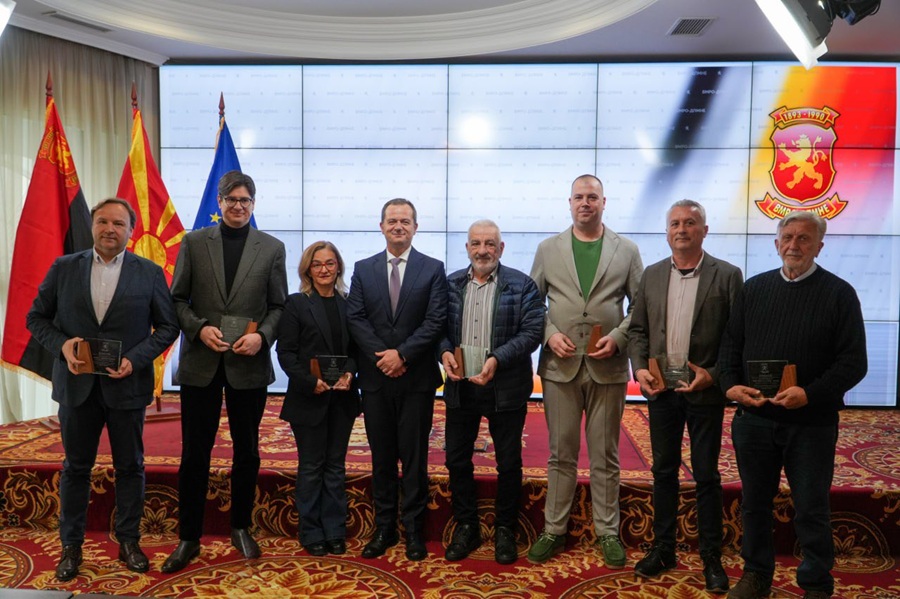 РАЗМЕНАТА НА МИСЛЕЊА И ИДЕИ СО ЛУЃЕТО ШТО ЈА ГРАДЕЛЕ ПАРТИЈАТА Е ОД ЗНАЧЕЊЕ ЗА ИДНИТЕ ЧЕКОРИ Ковачки им додели плакети на поранешните генерални секретари на ВМРО-ДПМНЕ