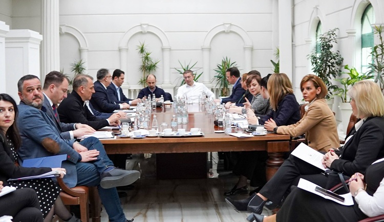 ПРЕМИЕРОТ БАРА ЈАСНИ РОКОВИ И КОНКРЕТНИ РЕЗУЛТАТИ Мицкоски на состанок за реформската агенда