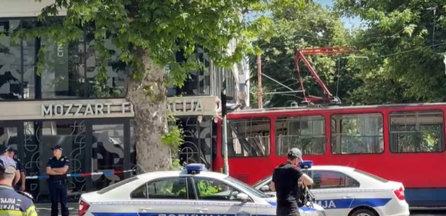 ТРАМВАЈ ИЗЛЕТА ОД ШИНИТЕ И УДРИ ВО ЗГРАДА ВО БЕЛГРАД Петнаесет патници се повредени, меѓу нив и деца