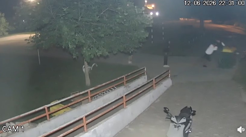 🎥 ГО ИСТУРИЈА БЕСОТ ВРЗ КОНТЕЈНЕРОТ Млади лица снимени како вандализираат урбана опрема во Аеродром