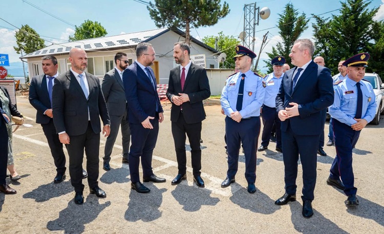 ЗАЕДНИЧКИ ГРАНИЧНИ ПРЕМИНИ И КОНТРОЛИ МЕЃУ МАКЕДОНИЈА И АЛБАНИЈА Министрите за внатрешни работи потпишаа договор