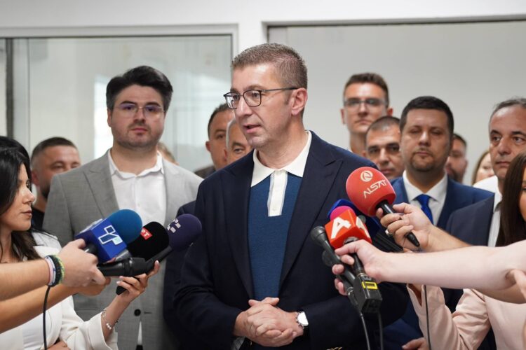 ЕВРОПРАТЕНИЦИТЕ ТРЕБА ДА СЕ ДРЖАТ ДОЕВРОПСКИТЕ ВРЕДНОСТИ Мицкоски очекува да се изгласа амандманот дека билатералните протоколи не се дел од преговарачката рамка