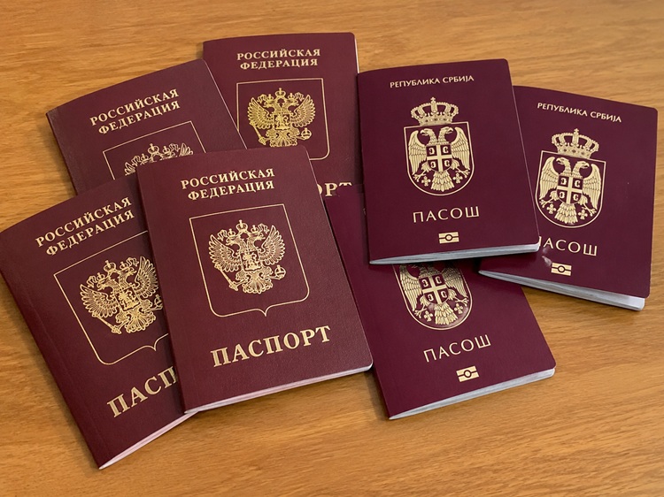ЗГОЛЕМЕНИОТ БРОЈ РУСИ СО СРПСКИ ПАСОШ СЕ ЗАКАНА ЗА ЕУ? Европската комисија негодува во извештај