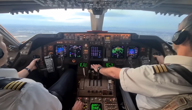 17 ГОДИНИ ЛЕТАЛ СО ЛАЖНА ЛИЦЕНЦА Пилот на Ер Канада управувал со Боинг 787 и 777 без потребните документи