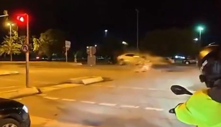📽️ ВОЗИЛО СЕ ПРЕТВОРИ ВО ОГНЕНА ТОПКА ПО СУДИР Страшна сообраќајна несреќа во Истанбул, три повредени лица