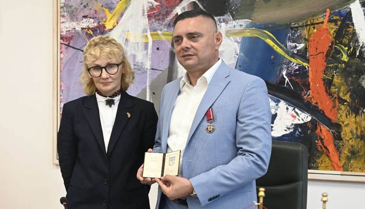 ЗЕЛЕНСКИ ГО ОДЛИКУВА МИТКО ЈАНЧЕВ Градоначалникот на Кавадарци го доби украинскиот Орден „За заслуги“