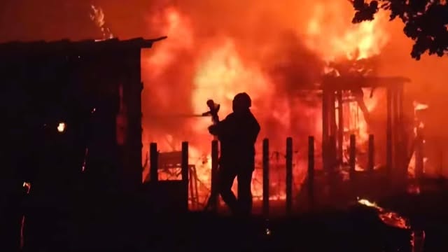 ПОЖАРИ • КРИТИЧНИ 48 ЧАСА ЗА БОРДО И ЗА МАДРИД Огнената стихија избрка повеќе од 320.000 луѓе од нивните домови