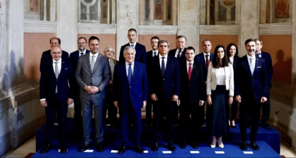 МАКЕДОНИЈА НЕ БАРА ГАРАНЦИИ ДЕЛА ТУКУ ФЕР ПРАВИЛА ЗА ПРЕГОВОРИ Мора да сме уверени дека процесот нема да зависи од прашања за историјата и идентитетот