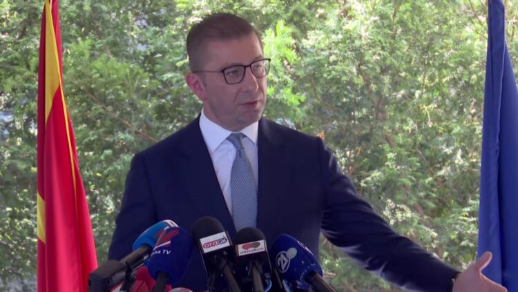 НЕ СУМ ИСТ КАКО КУКЛАТА НА ОНИЕ ШТО ЈА УНИШТИЈА И ЈА ОГРАБИЈА МАКЕДОНИЈА Мицкоски му одговори на Филипче