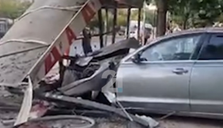 📽️ ВОЗИЛО СЕ ЗАБИ ВО АВТОБУСКА ПОСТОЈКА КАЈ БИТ ПАЗАР Делови од автомобилот се расфрлани по тротоарот