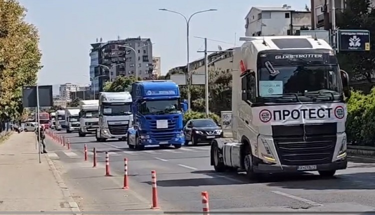 ПРЕВОЗНИЦИТЕ ПРОТЕСТИРАА ПРЕД ЗГРАДАТА НА ЕУ ВО СКОПЈЕ Ќе ги блокираат границите ако Брисел не донесе политичка одлука за нив