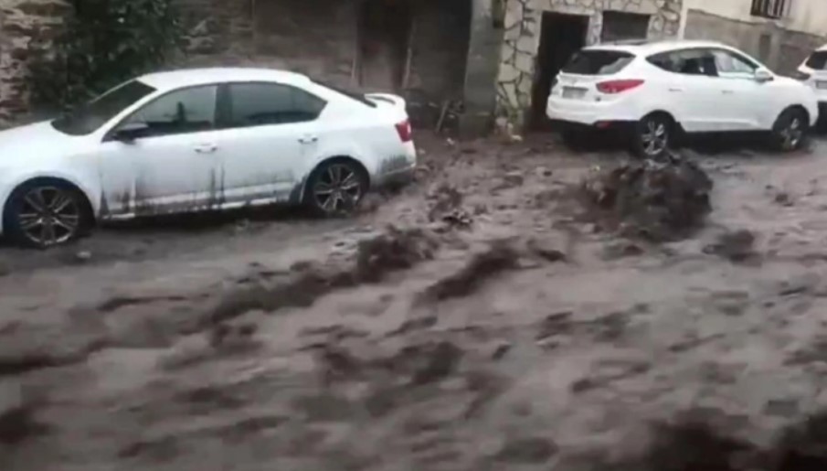 ДВЕ ЖЕНИ ЗАГИНАА ВО ПОПЛАВИ ВО ШПАНИЈА Повредени две бебиња по наносите од кал и камења