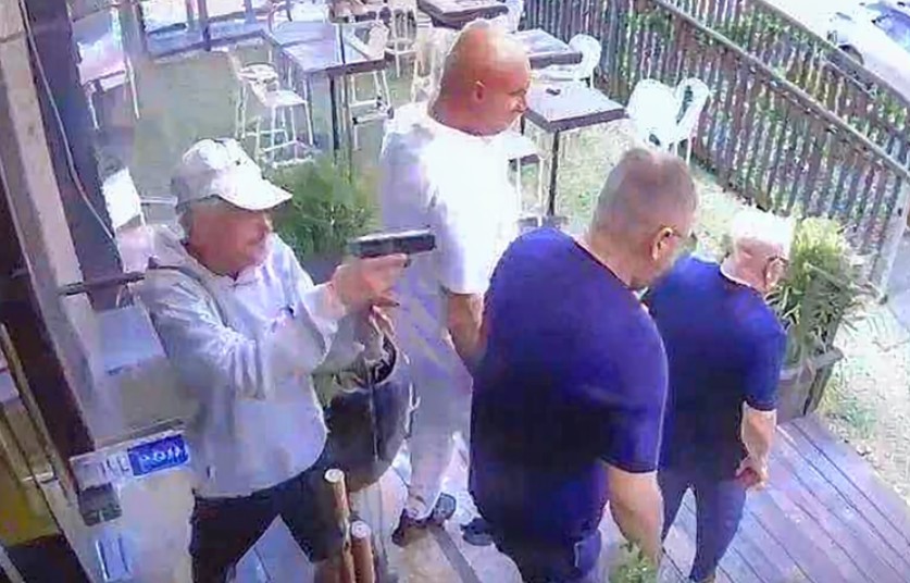 📽️ УБИСТВОТО НА ЕДЕН ОД НАЈОПАСНИТЕ МАФИЈАШИ ВО ИЗРАЕЛ СНИМЕНО НА КАМЕРА Напаѓачот го одминал, се вратил, па пукал одзади