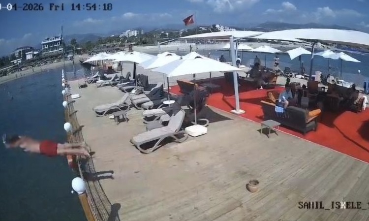 🎥 ТРАГЕДИЈА ВО АНТАЛИЈА Татко на три деца скокна во море длабоко само половина метар и почина
