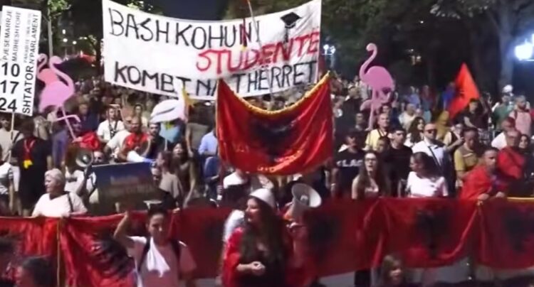 ПО 100 ПРОТЕСТИ АЛБАНЦИТЕ ЈА МЕНУВААТ ТАКТИКАТА Се заканија со континуирана граѓанска непослушност